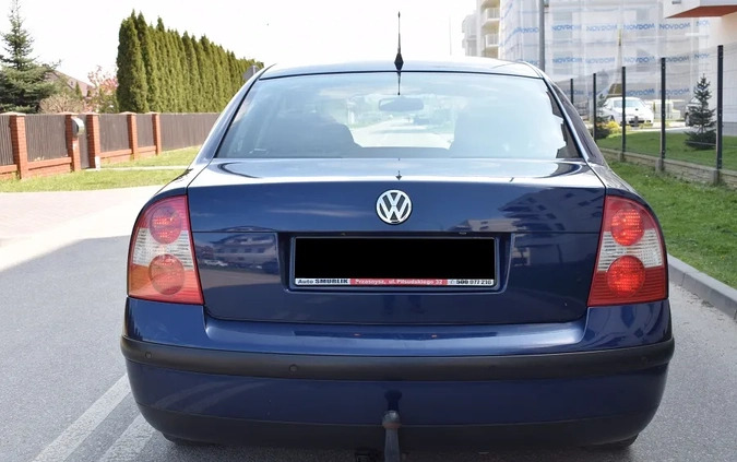 Volkswagen Passat cena 10900 przebieg: 262010, rok produkcji 2003 z Starachowice małe 172